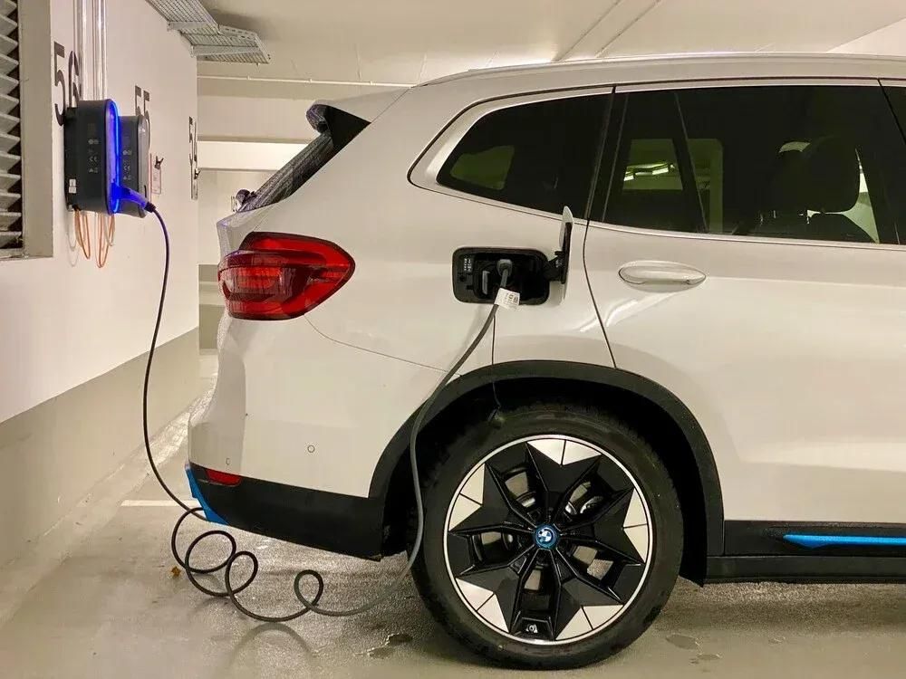 E-Auto in Parkhaus an Ladestation angeschlossen