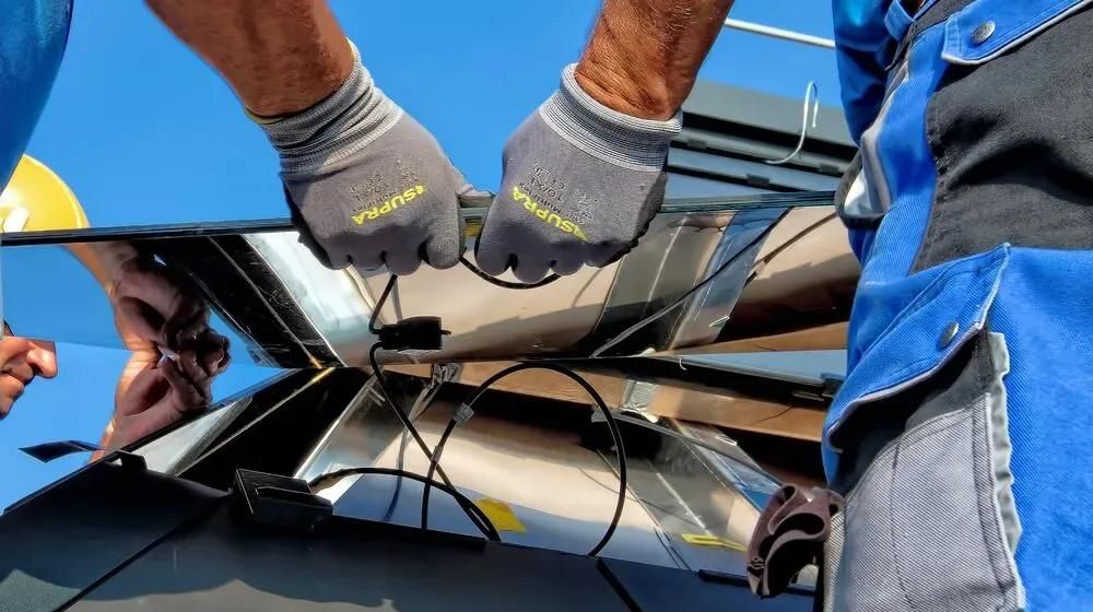 Installateure montieren Solaranlage