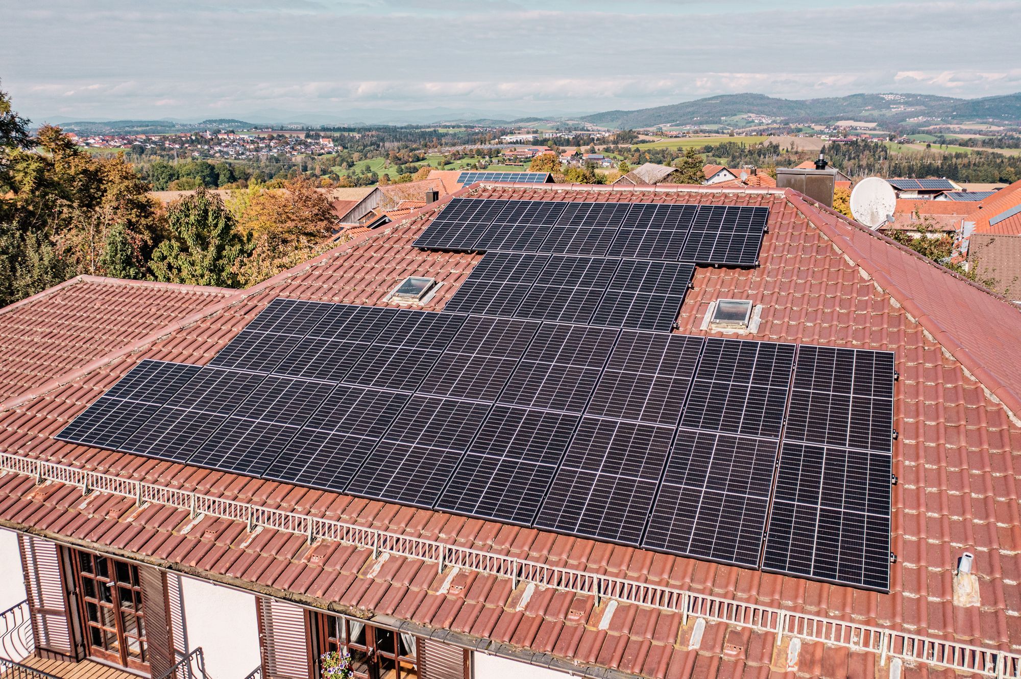 Haus in Wohngebiet mit Solaranlage auf dem Dach