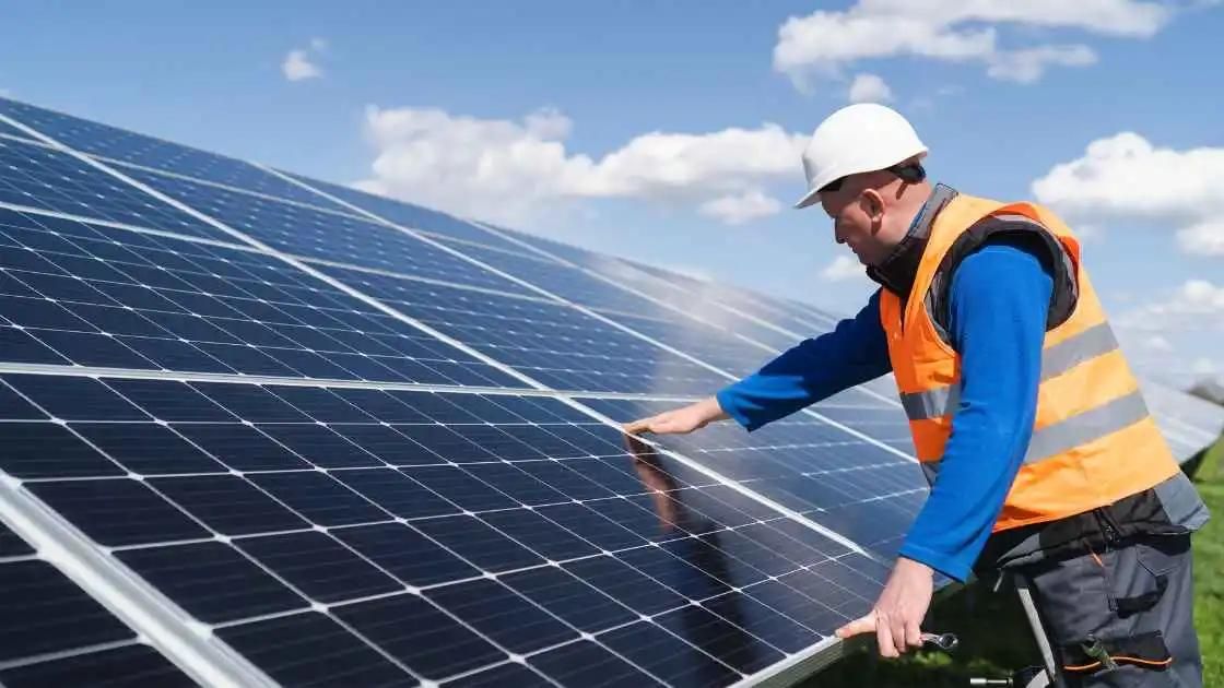 Installateur montiert Solarmodule