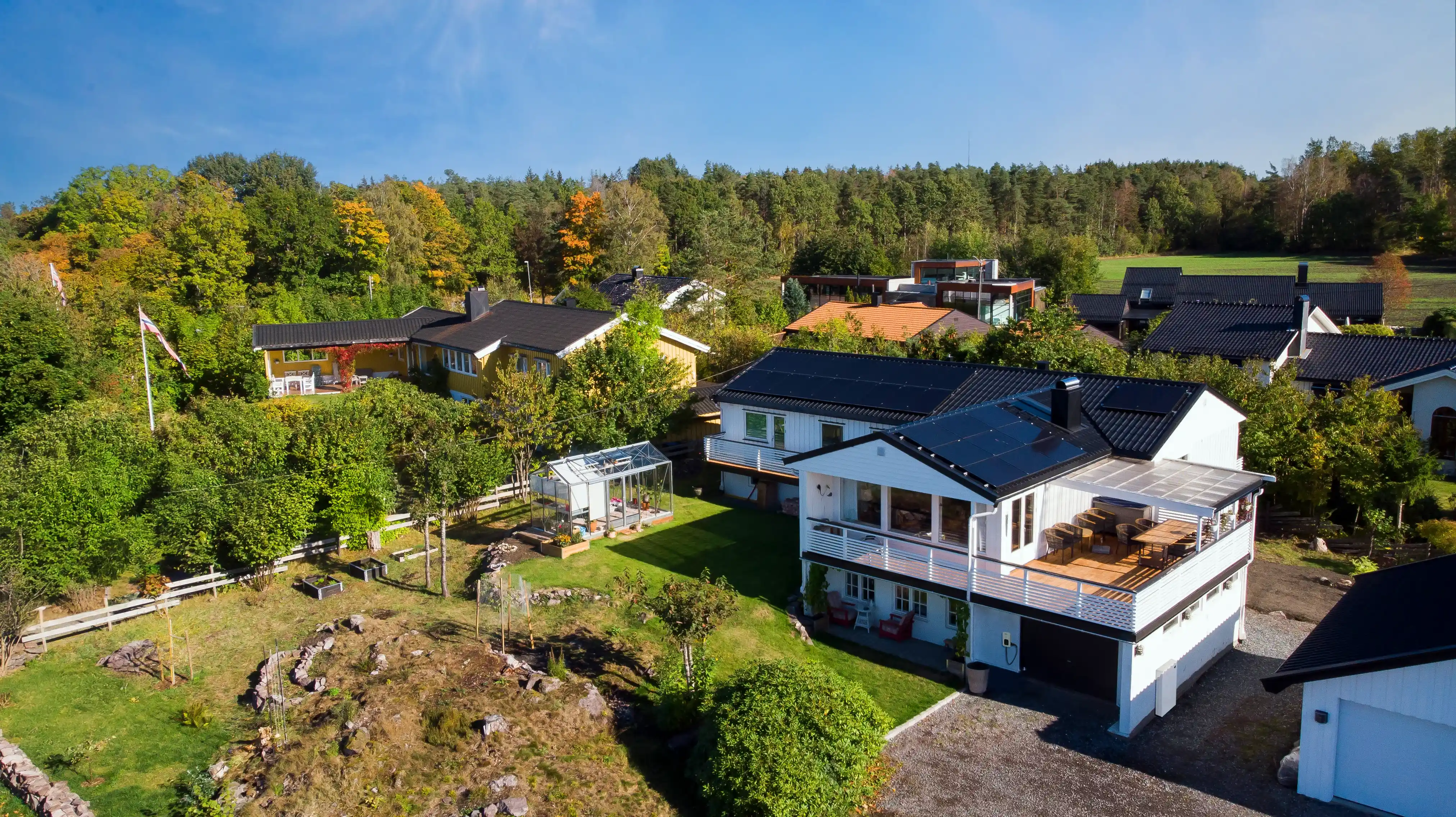 Haus mit Solaranlage auf dem Dach