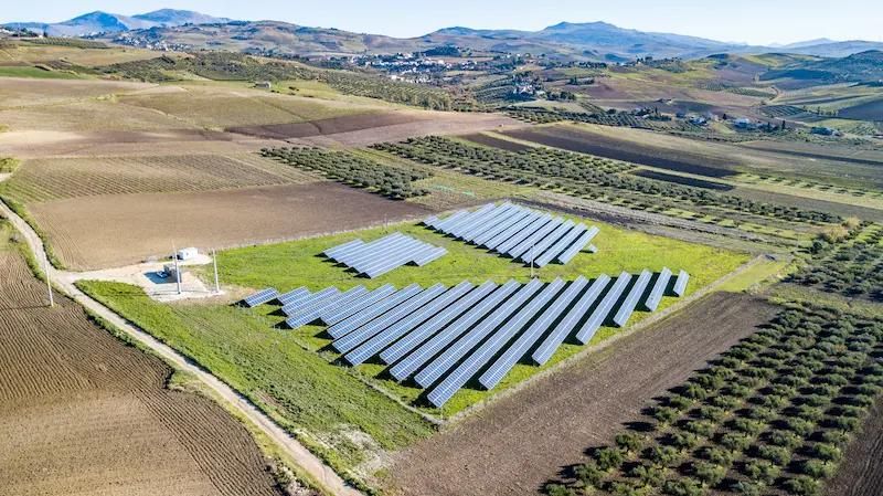 Eine freistehende Solaranlage auf einem Feld.