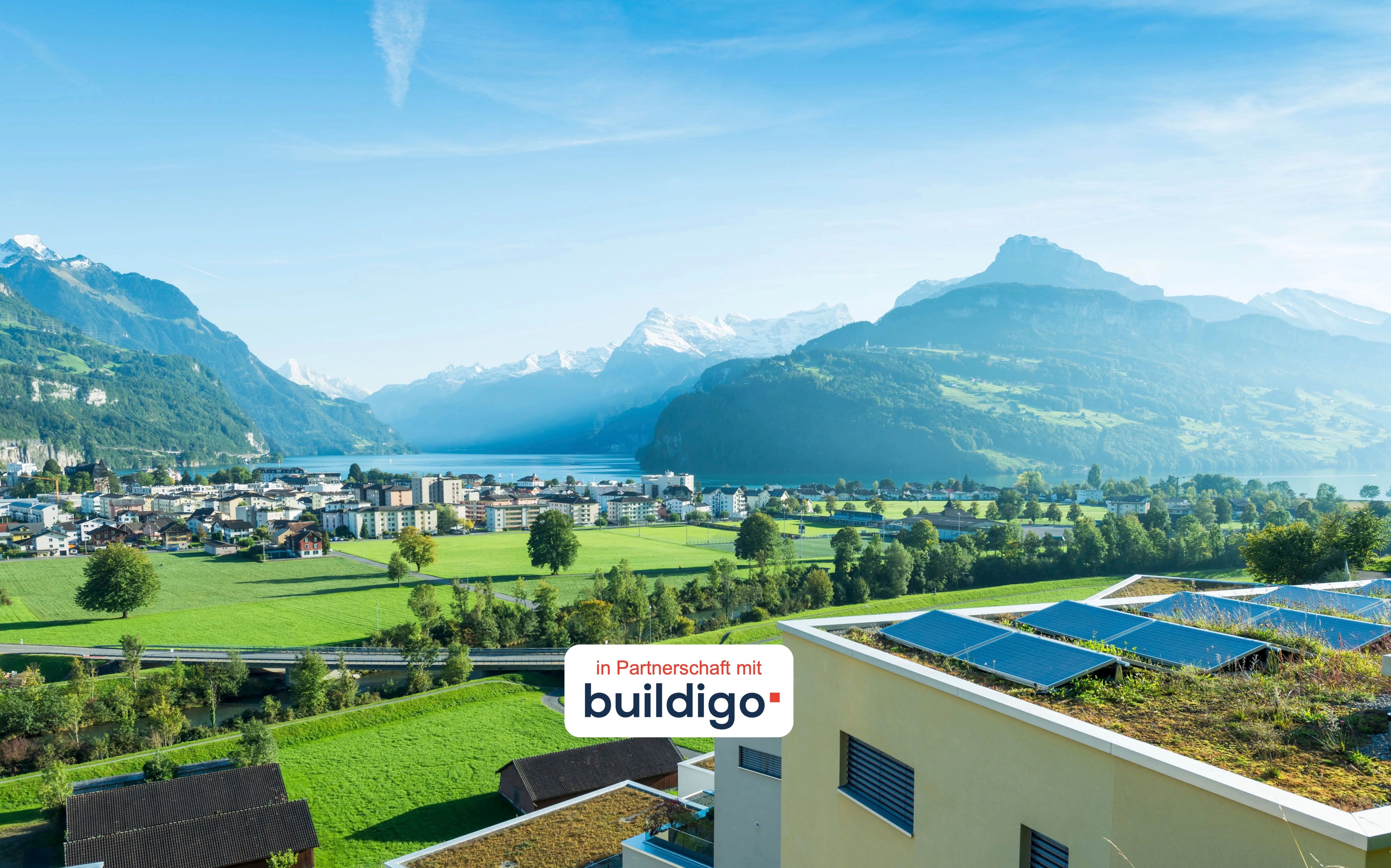 Landschaft in der Schweiz mit Gebäude mit PV-Anlage