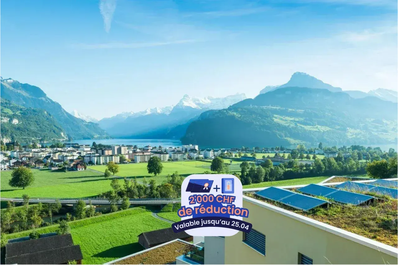 Gebäude mit Photovoltaikanlage mit schweizer Landschaft im Hintergrund