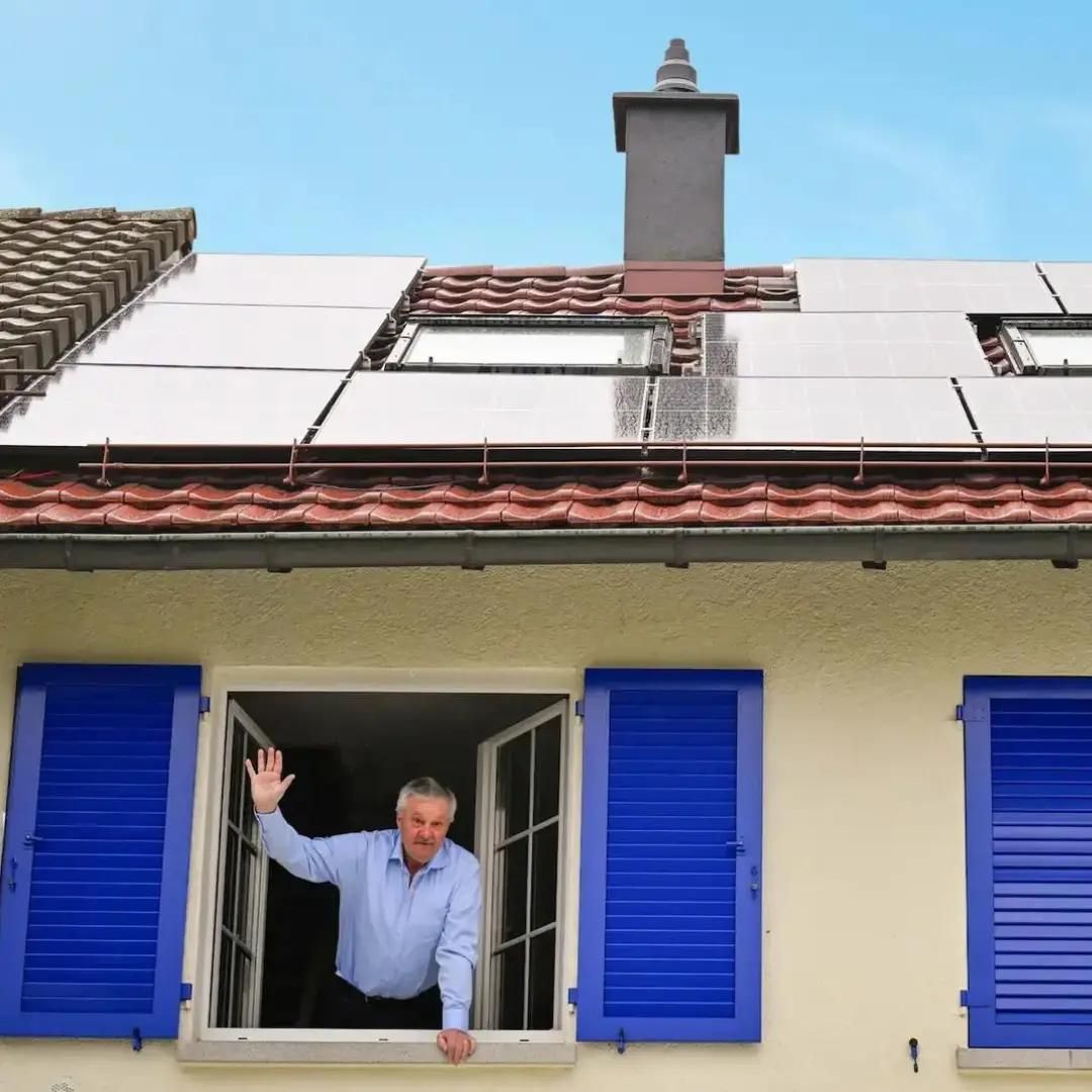 Ein Kolleg empfehlt eine Solar Anlage