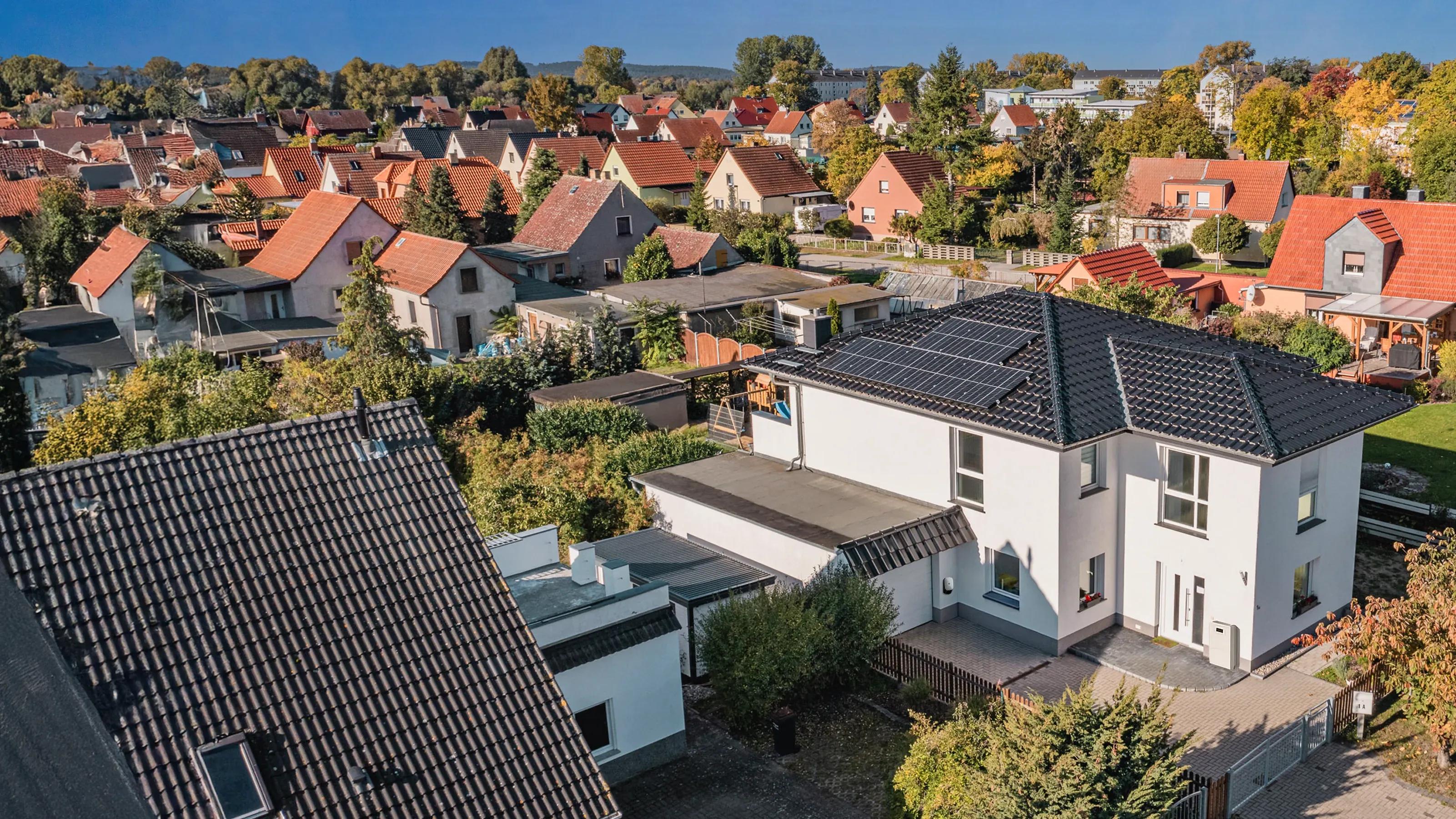 Haus mit Photovoltaikanlage auf dem Dach